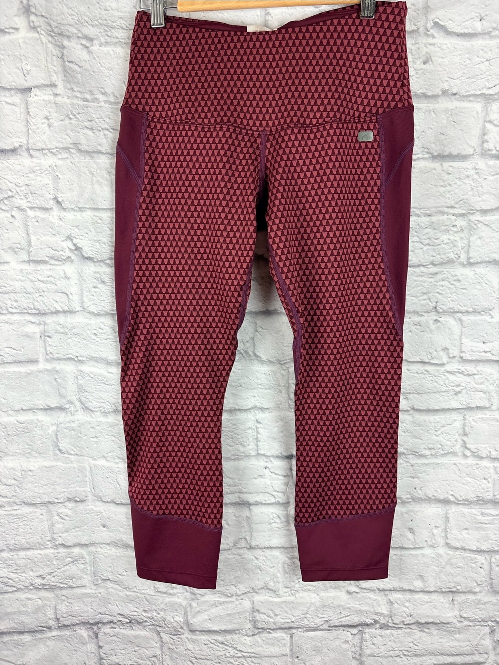 NWT ASICS Burgundy Geometric Capri Leggings | Size Medium - Picture 1 of 14